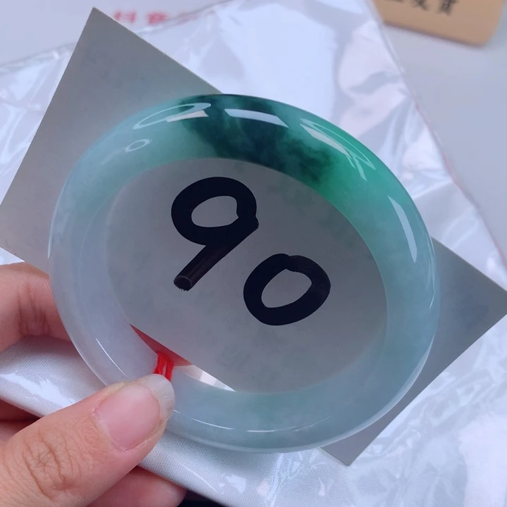 翡翠手镯未镶嵌飘绿