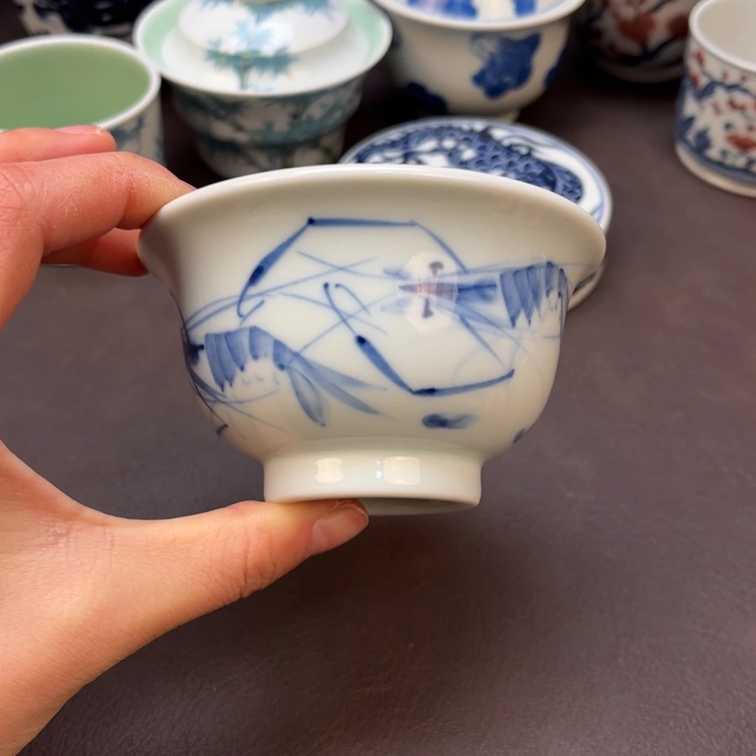 景德镇青花虾趣压手杯。