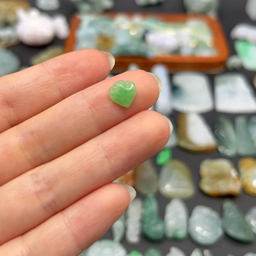 翡翠未镶嵌颈饰芈*如意