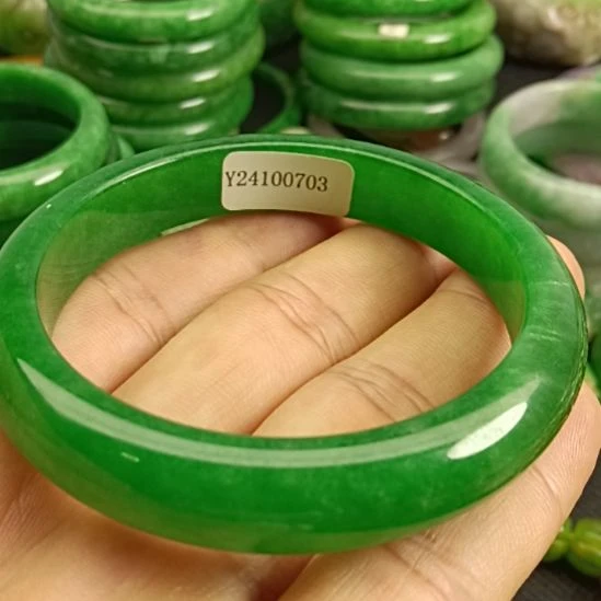 翡翠颈饰未镶嵌戴*