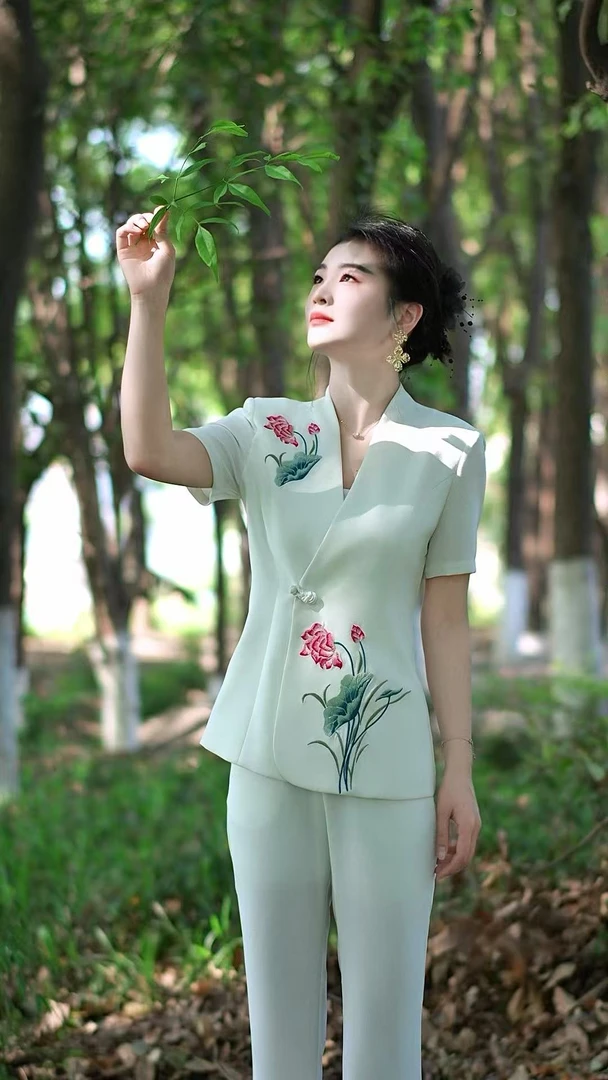 出水芙蓉-2025夏季新款中式国风荷花刺绣V领短袖微喇套装-88006