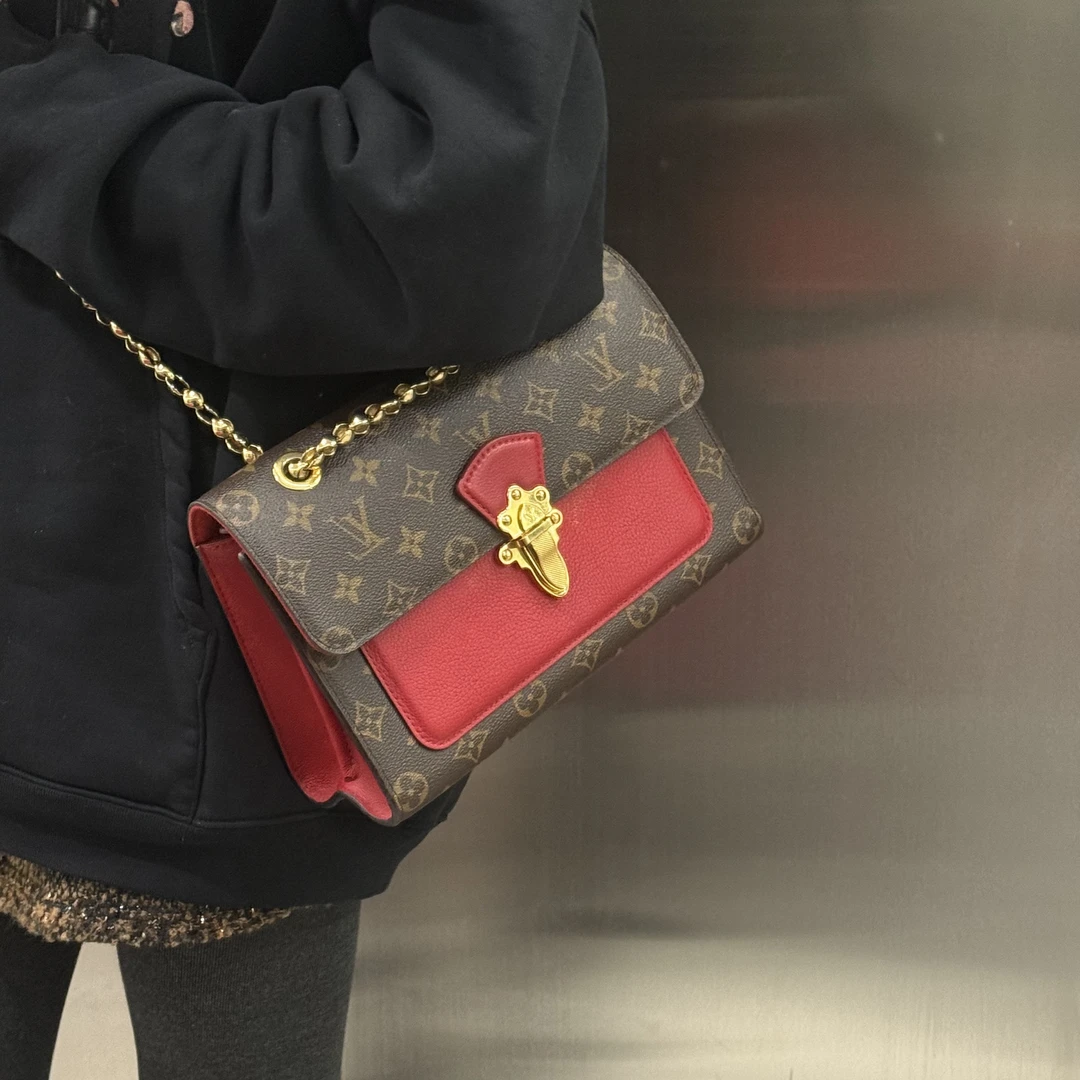 95新 LouisVuitton/路易威登 维多利亚老花拼红色单肩斜挎包