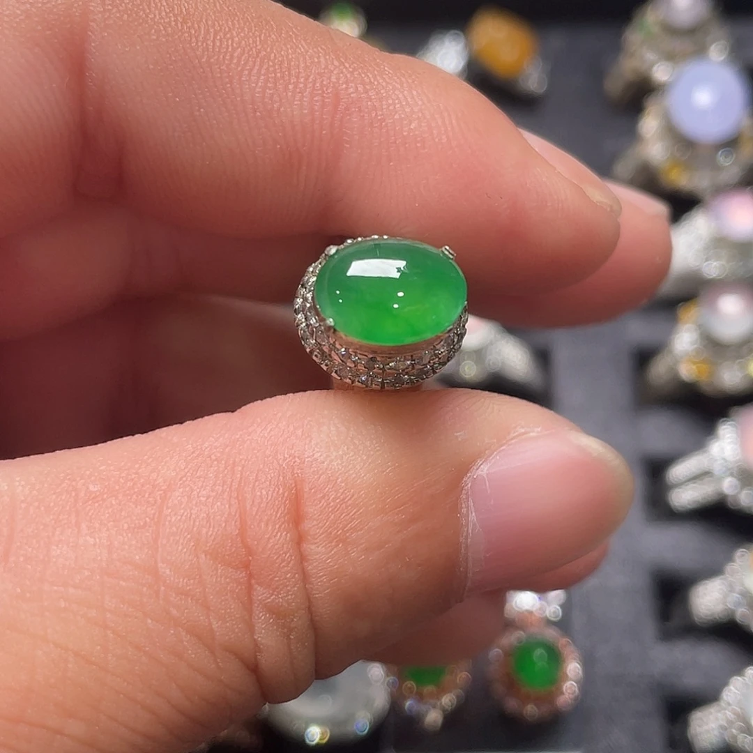 翡翠配石冰阳绿蛋面铜托