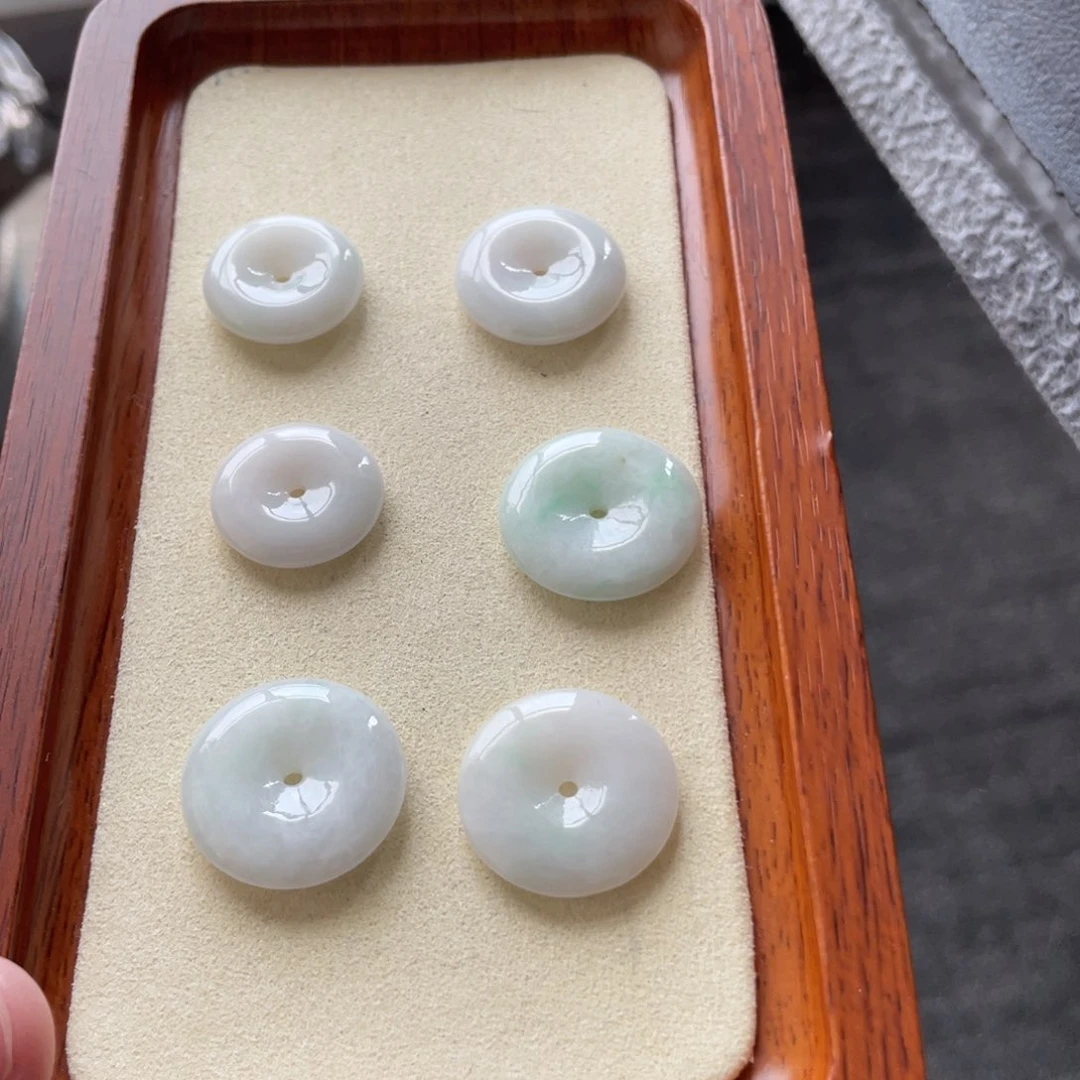 翡翠颈饰未镶嵌9.9平安扣