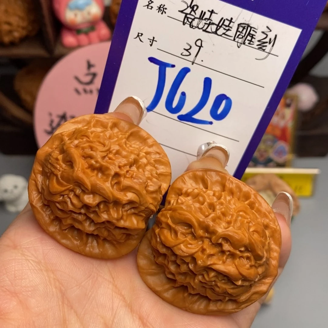 文玩核桃吊坠瓷娃娃雕刻