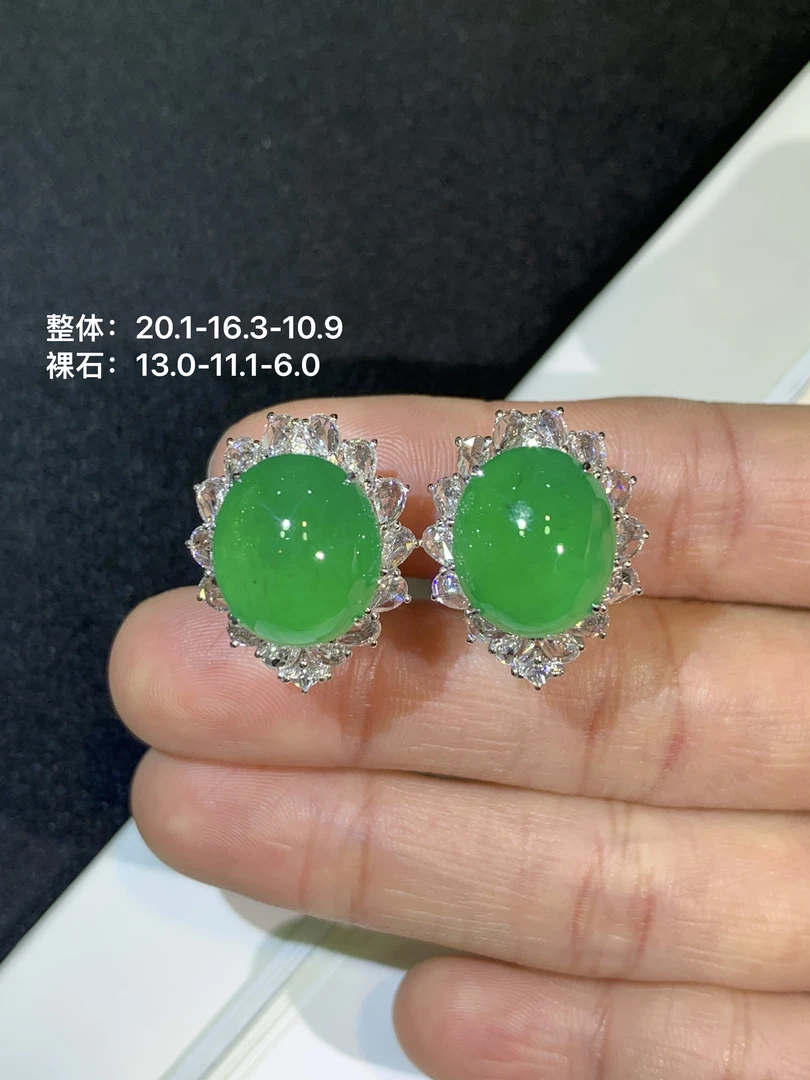 满绿浓阳绿蛋面fe耳包翡翠