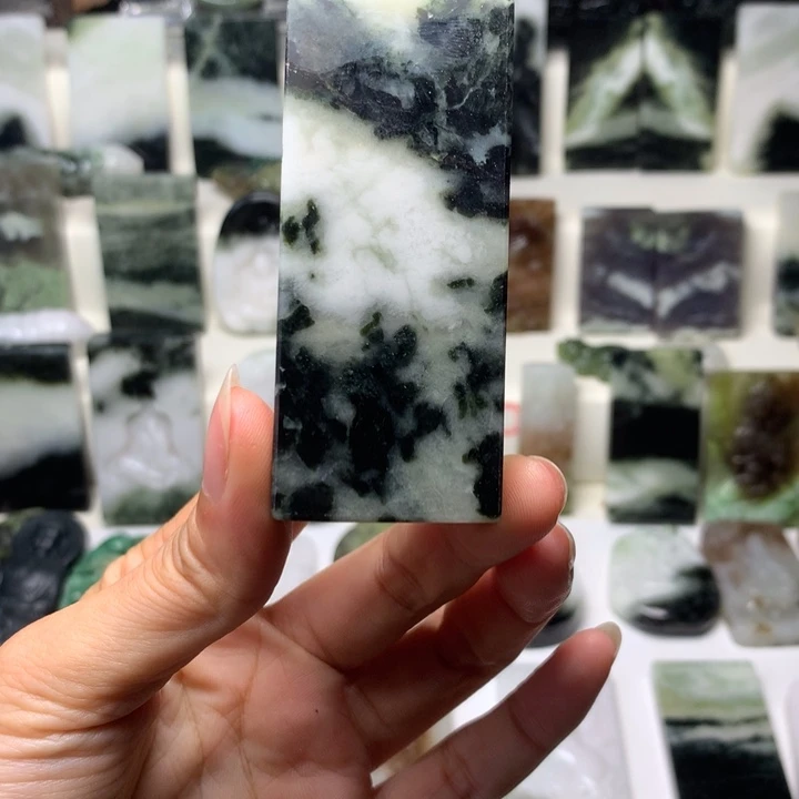 独山玉未镶嵌颈饰