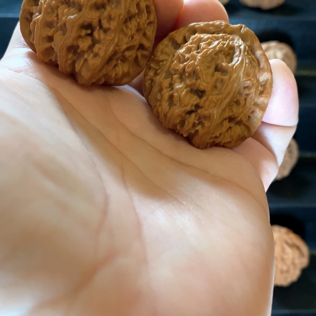 文玩核桃把件原生态三角白等腰全家福42