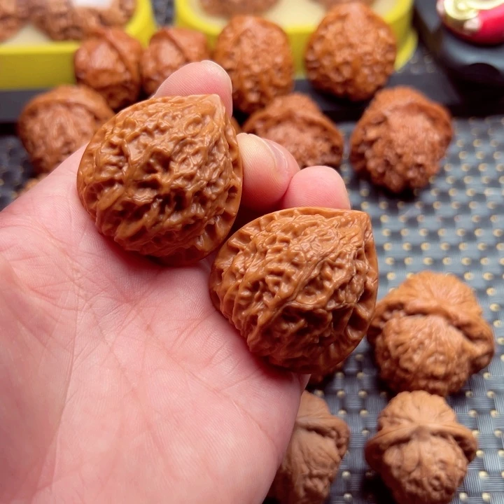 文玩核桃吊坠金牛37.5