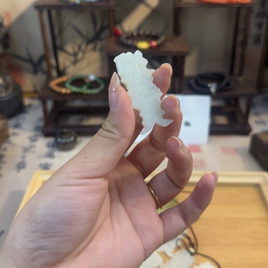 蛇纹石玉颈饰合金