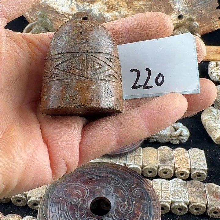 秋***虎和田玉未镶嵌颈饰