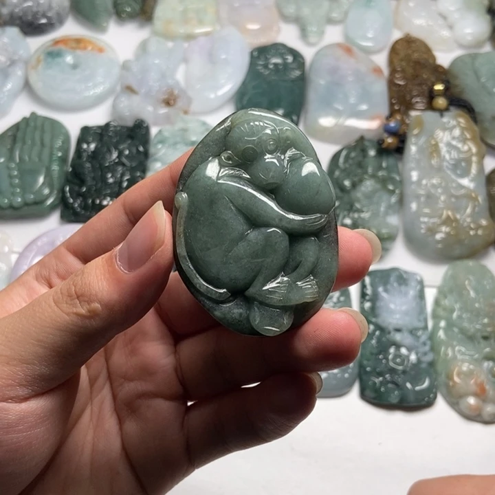 翡翠未镶嵌颈饰猴子抱桃40