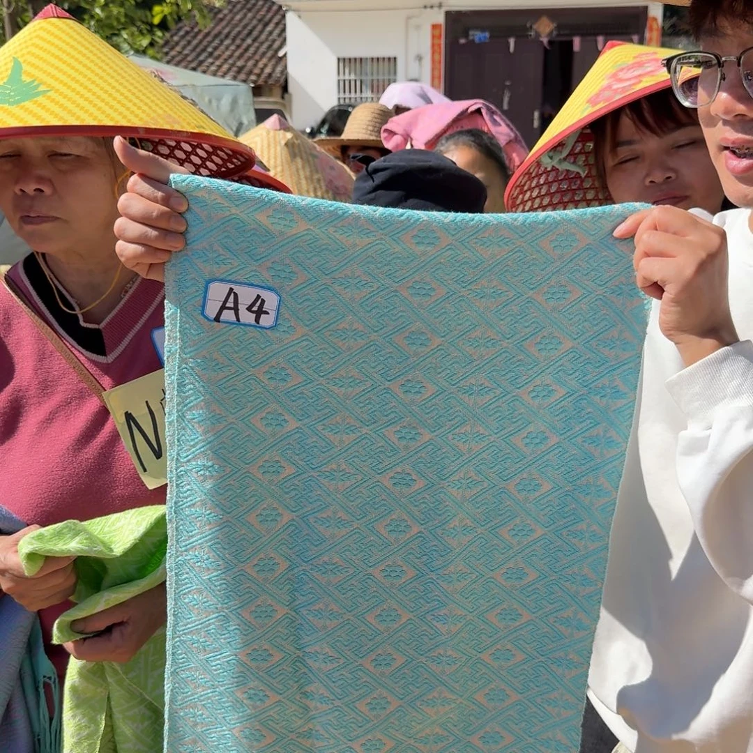织绣壮锦围巾村民手工A4