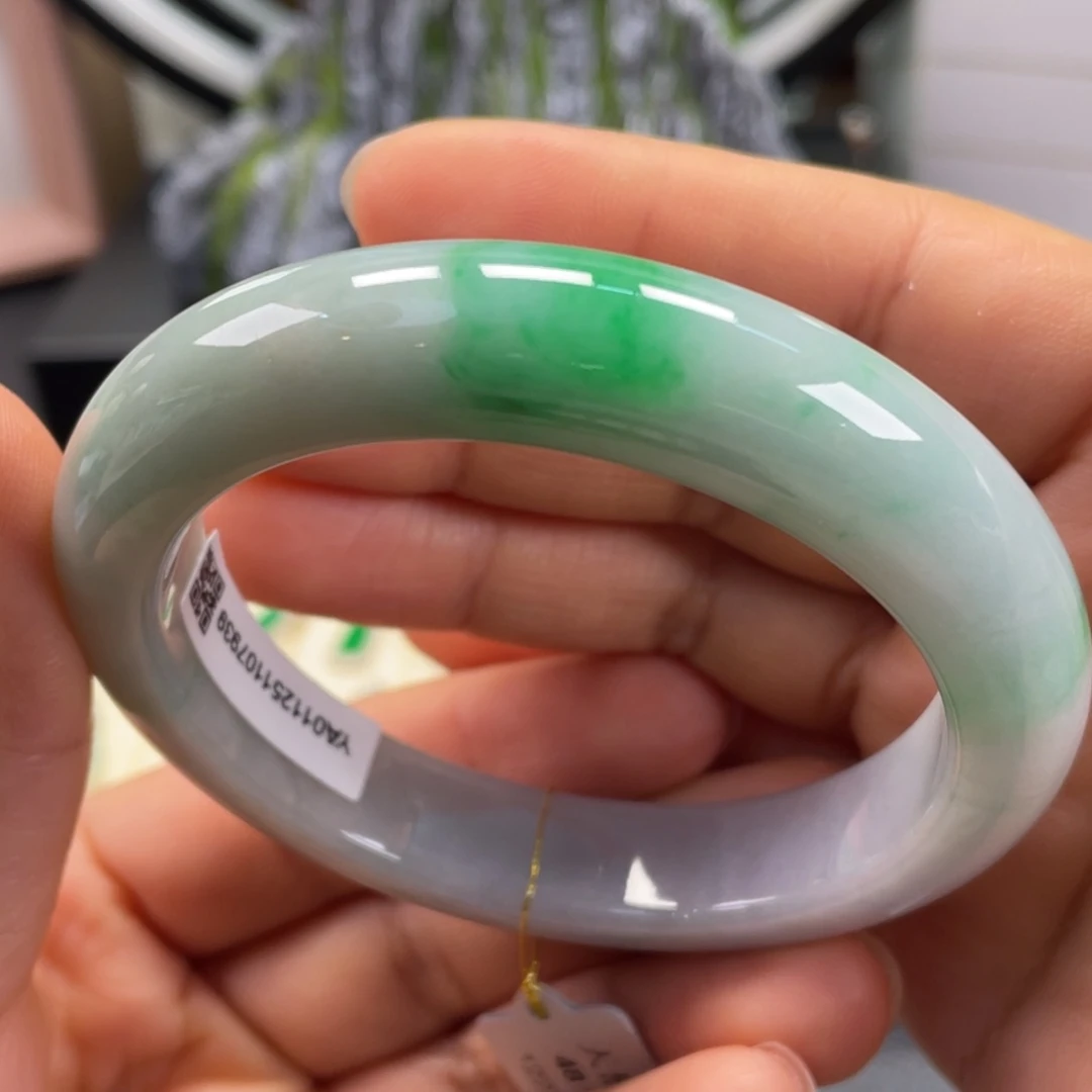 翡翠未镶嵌手镯白底青