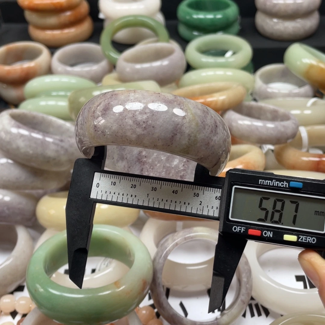 彤***宝石英质玉未镶嵌手镯