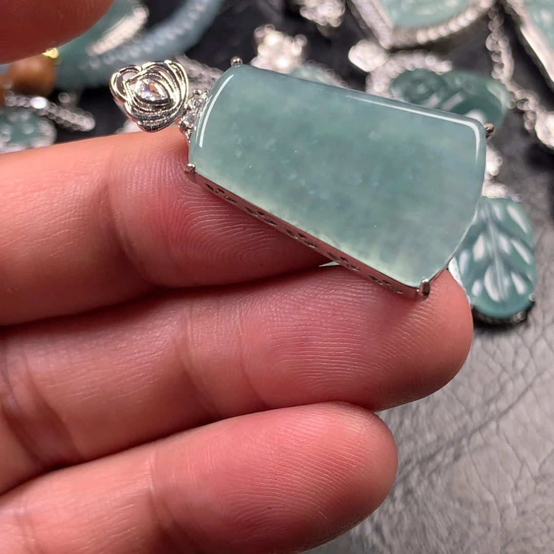 翡翠未镶嵌颈饰平面无事牌