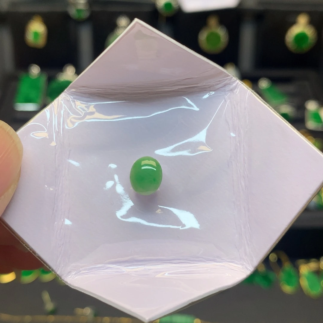 翡翠未镶嵌颈饰有纹