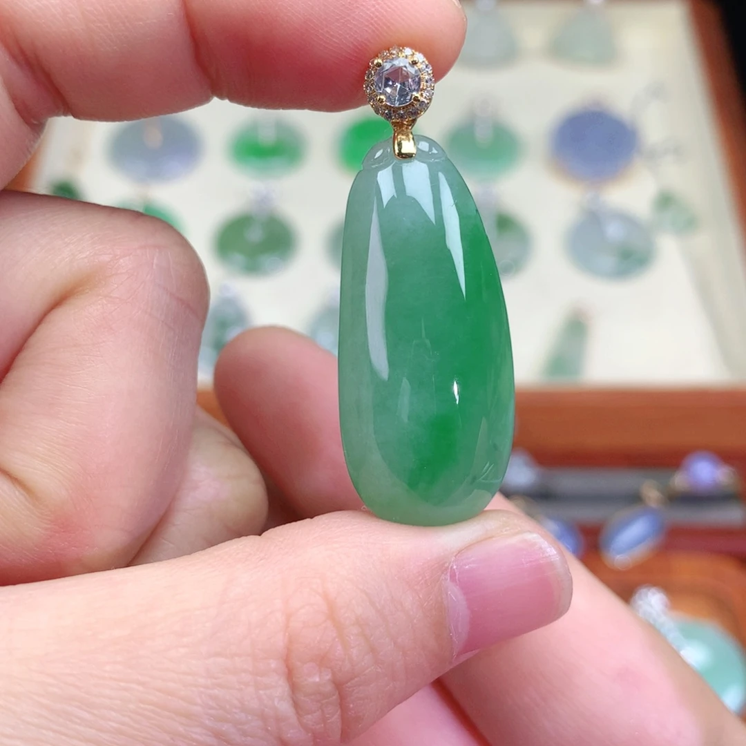 颈饰18K金镶嵌翡翠