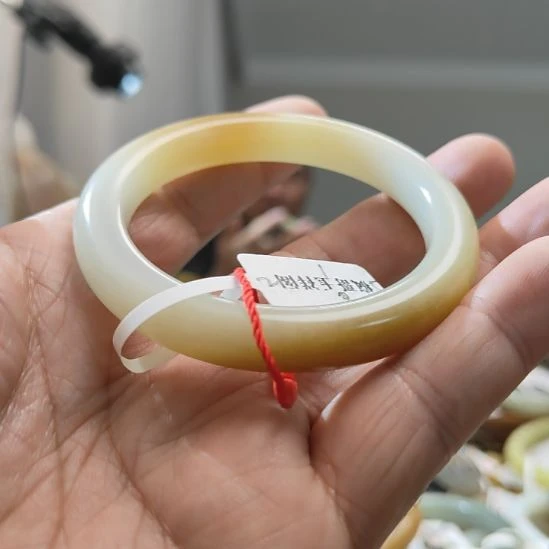 傻***妞和田玉未镶嵌手镯