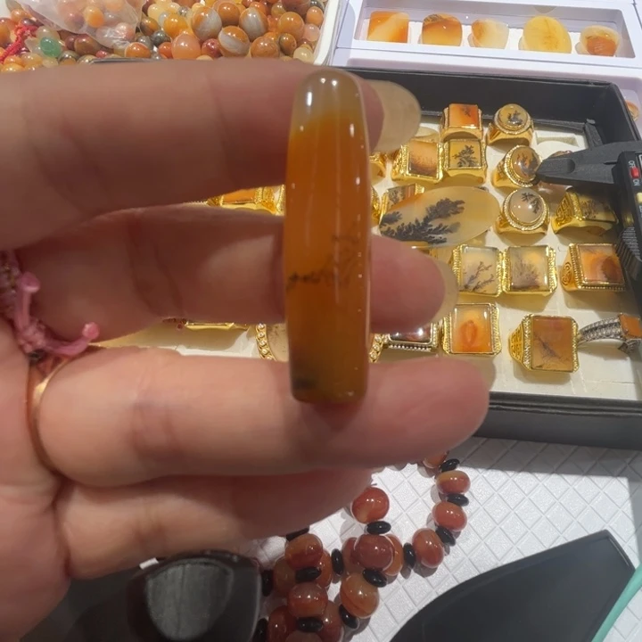 石英质玉（黄龙玉）未镶嵌颈饰
