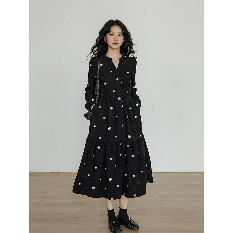 vastand维尚 冬季v领刺绣灯芯绒长袖连衣裙黑色清冷系长裙子女