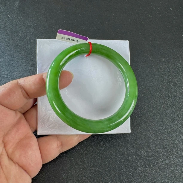 【白加绿细料约62mm】和田玉俄七夹层老料白加绿约62*11.5*11mm