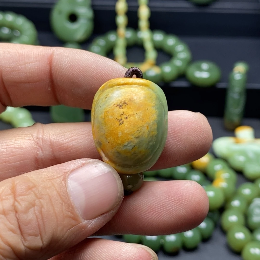 岫岩河磨玉（透闪石质玉）颈饰未镶嵌艾*