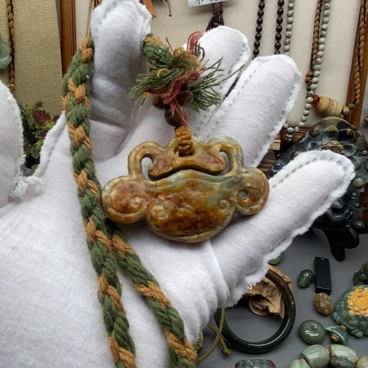 岫岩河磨玉（透闪石质玉）挂件未镶嵌素**浅