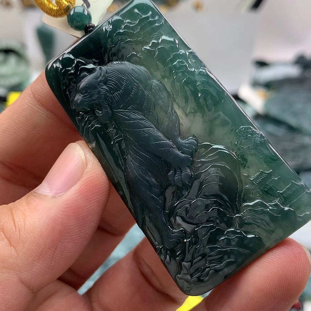 翡翠未镶嵌颈饰上山虎