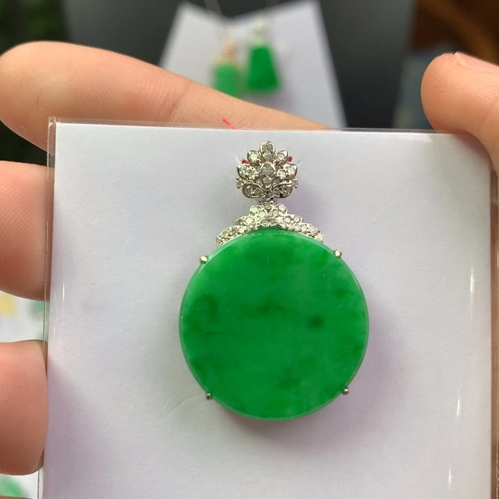 翡翠18K金镶嵌颈饰翡翠吊坠