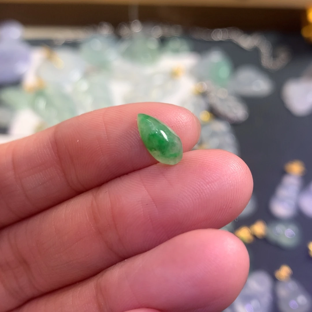 翡翠裸石飘绿随型