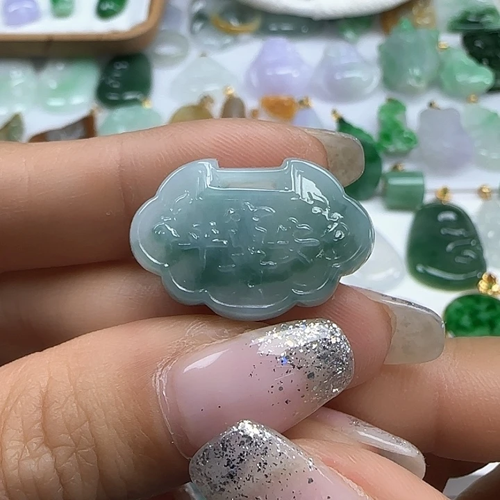 翡翠颈饰未镶嵌飘花平安锁