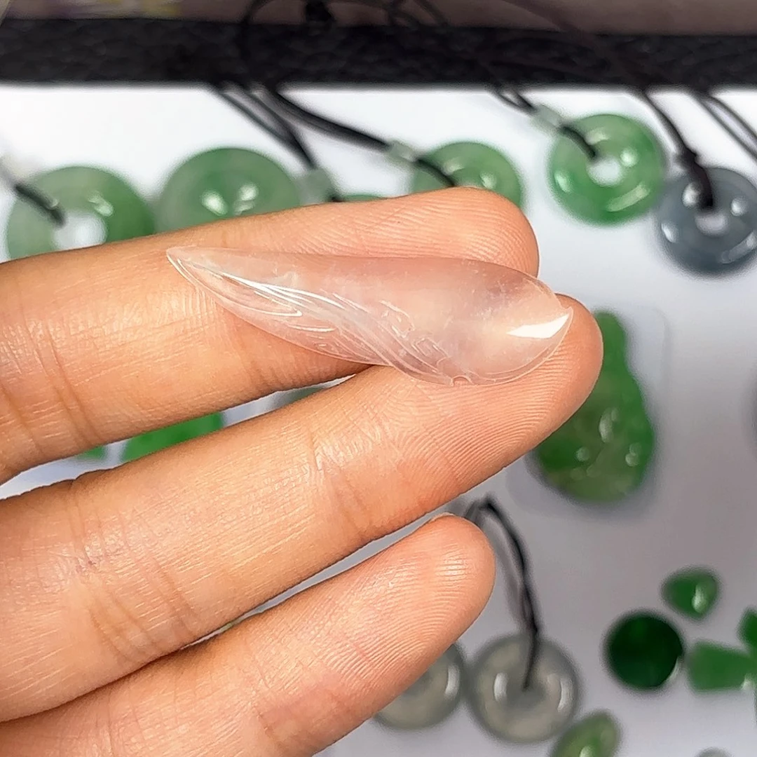 翡翠未镶嵌颈饰卡33.9-10.5-3.8