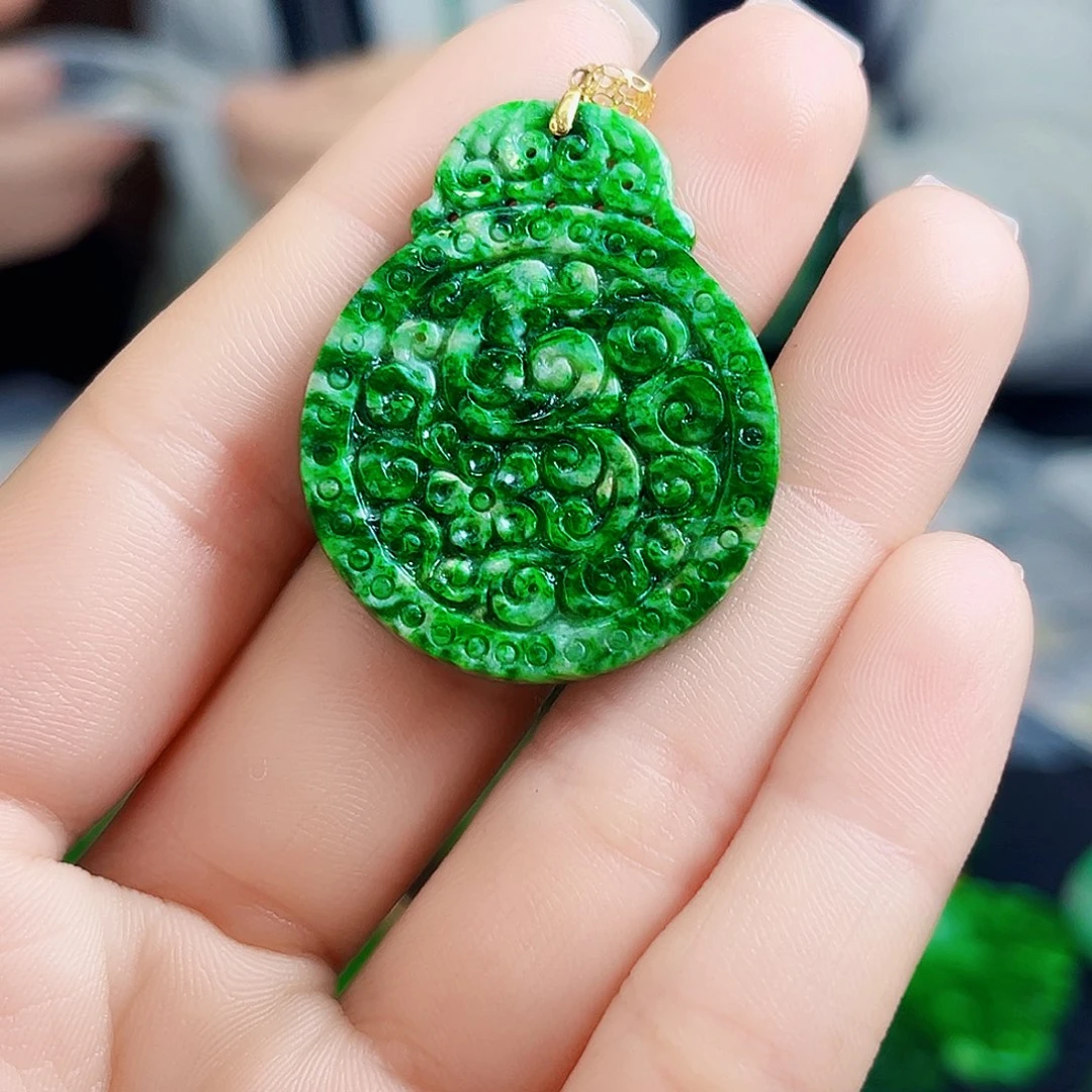 颈饰18K金镶嵌翡翠多样性