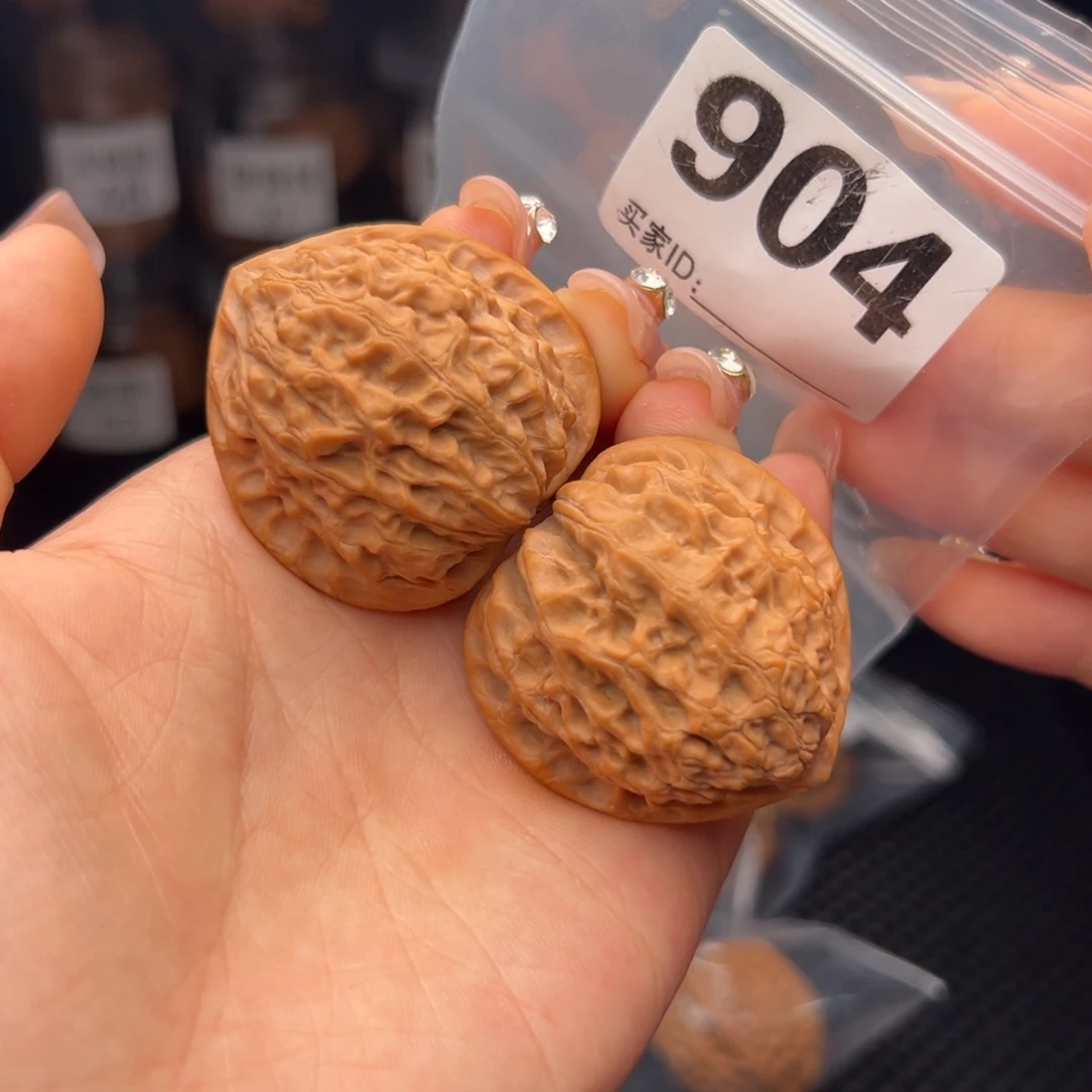文玩核桃吊坠金牛40