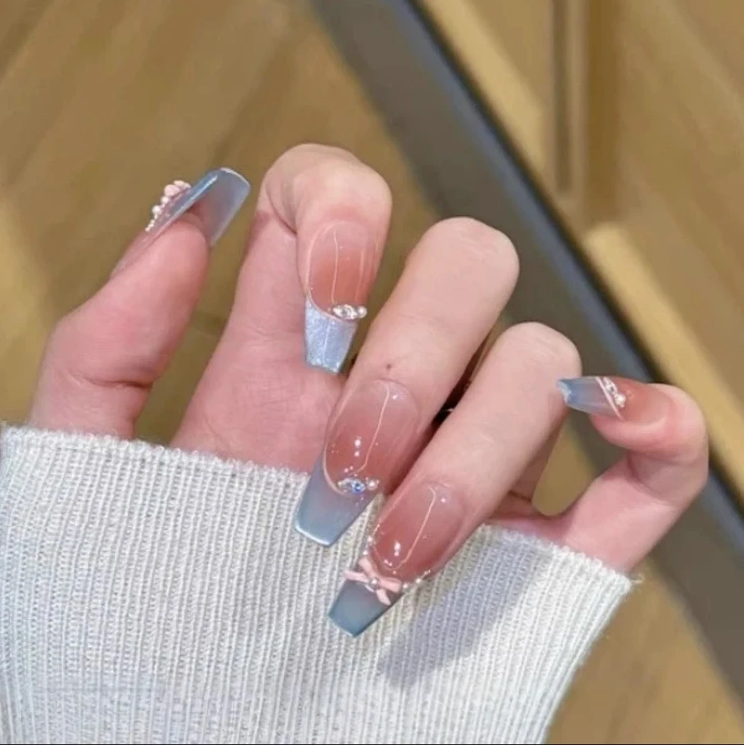 蓝精灵手工裸色甲夏天显白温柔美甲款式推荐2025爆款美甲