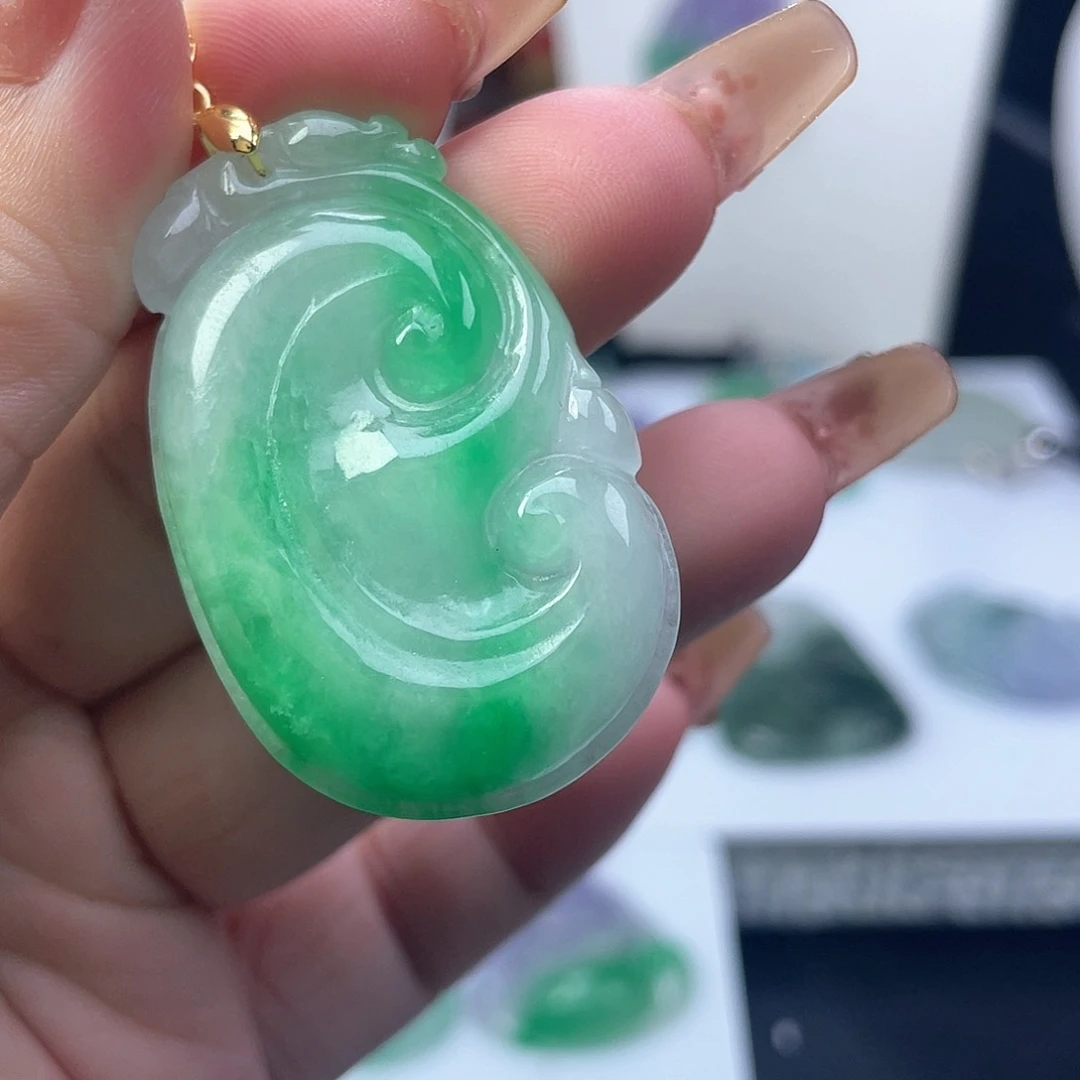 翡翠吊坠(赠链)未镶嵌