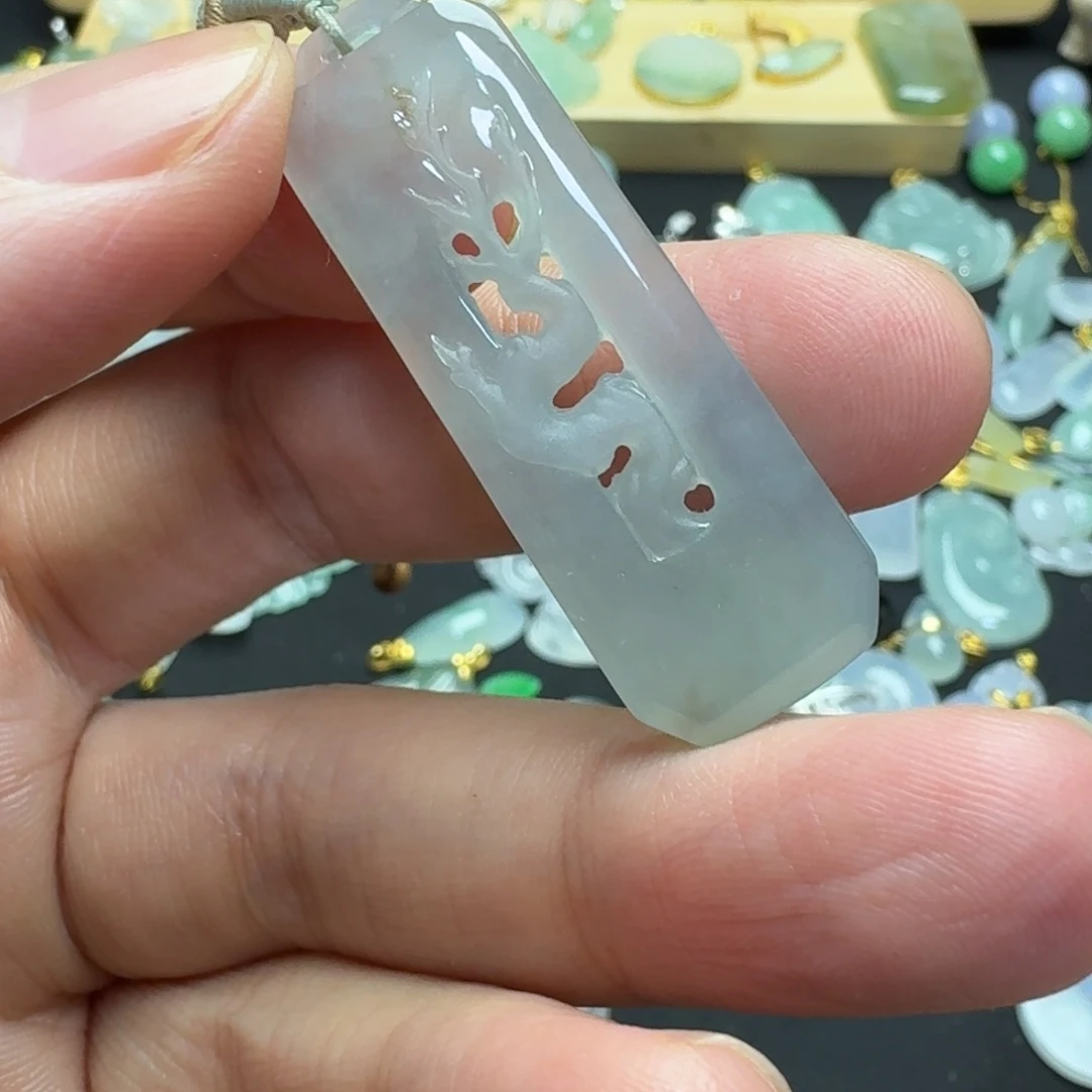 翡翠未镶嵌颈饰梅花