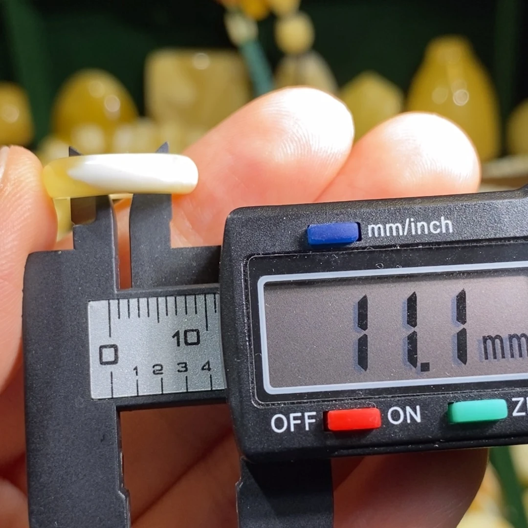 蜜蜡未镶嵌裸石微瑕