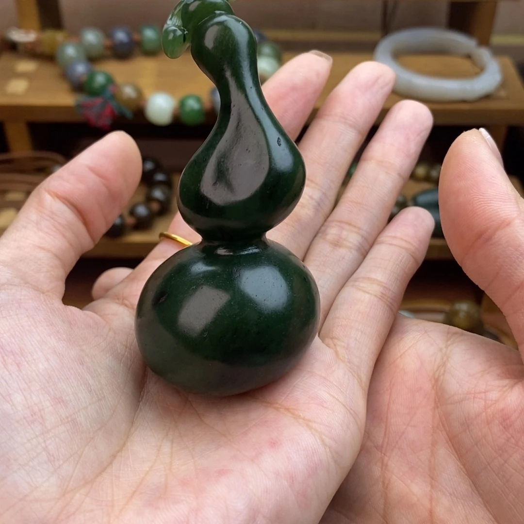 龙***主和田玉(碧玉)未镶嵌颈饰