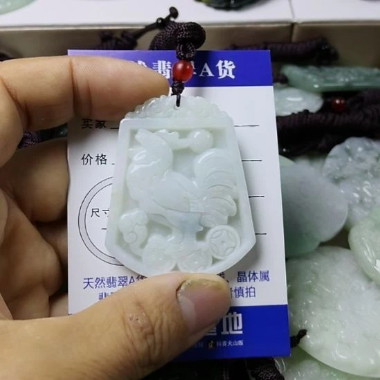 翡翠未镶嵌颈饰挂件