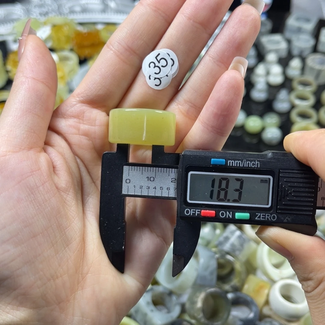 禾****蛇纹石玉未镶嵌戒指