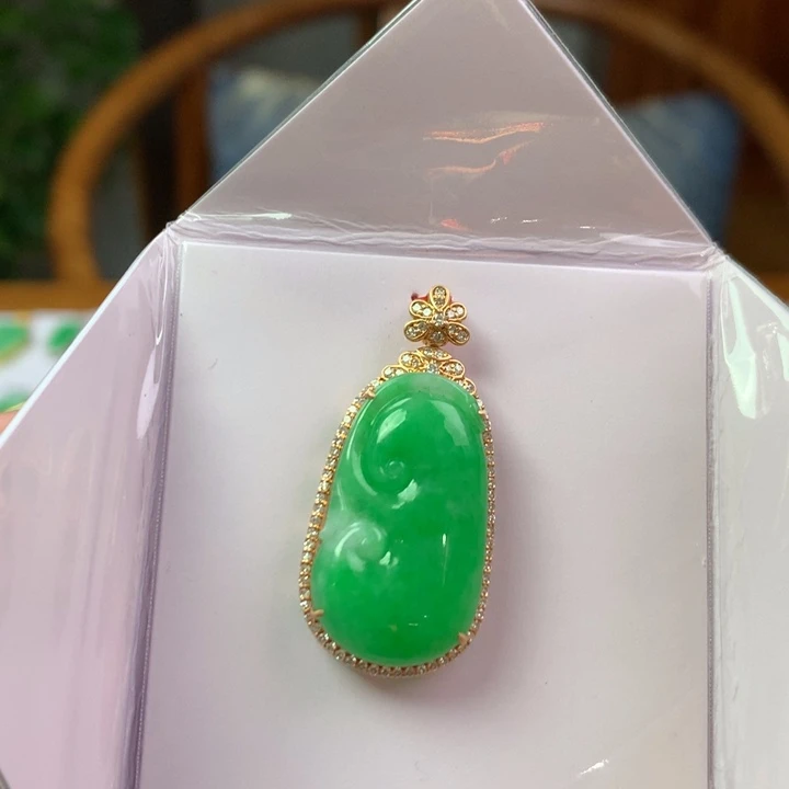 翡翠18K金镶嵌颈饰翡翠吊坠