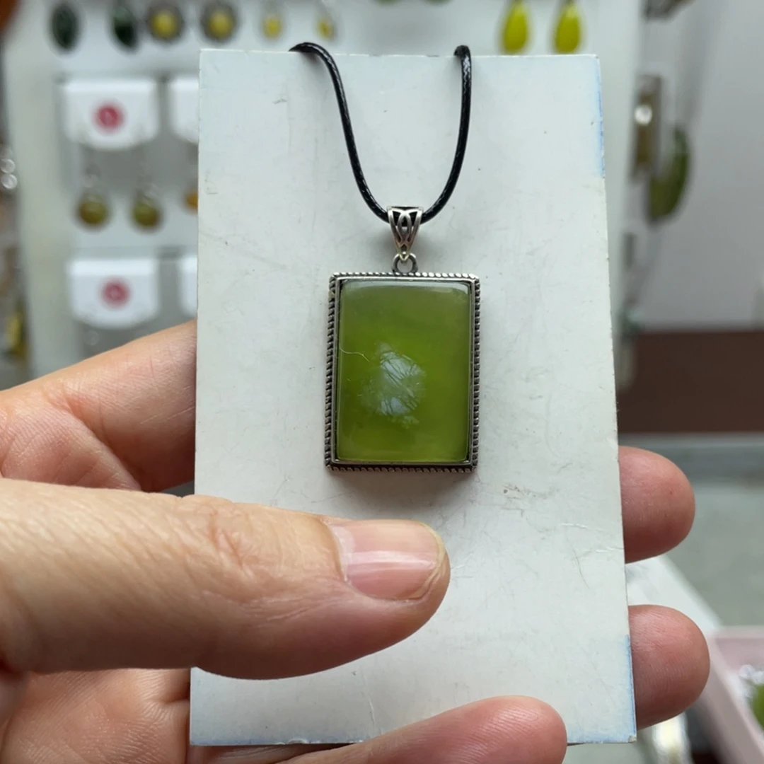 蛇纹石玉未镶嵌吊坠