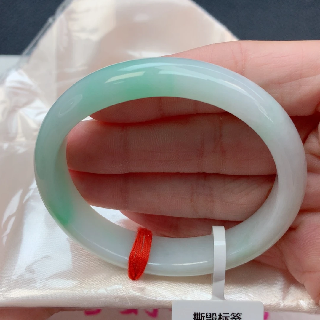 未镶嵌手镯翡翠56贵妃细糯白底青完整推荐
