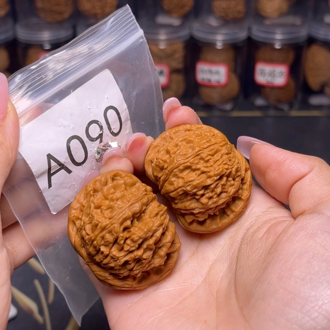 文玩核桃吊坠白狮子45