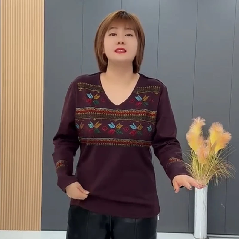 中老年妈妈秋冬长袖烫钻V领长袖小衫减龄百搭大码女士打底衫