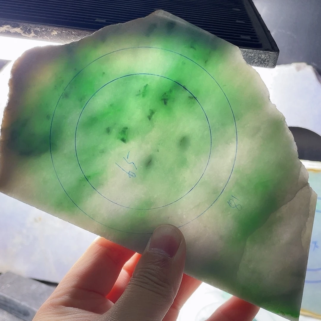 翡翠颈饰未镶嵌毛料70