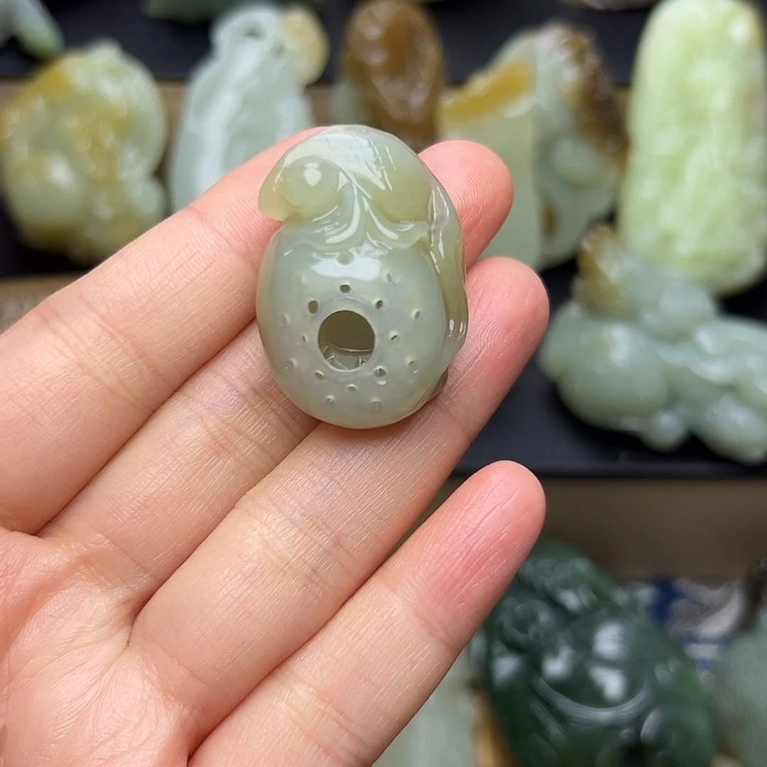 叶***红和田玉未镶嵌挂件