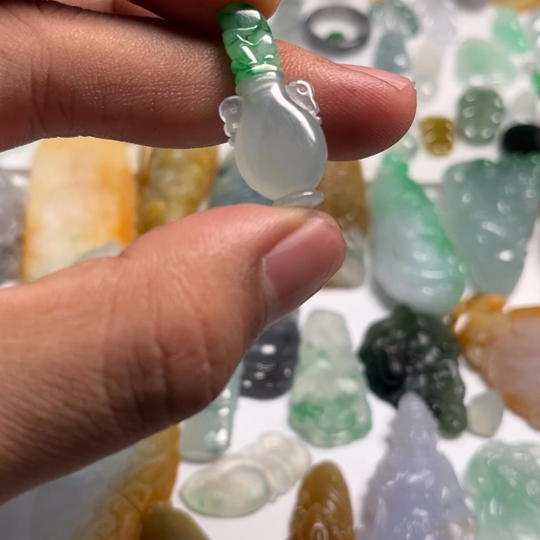 墨***隐翡翠未镶嵌颈饰天然翡翠